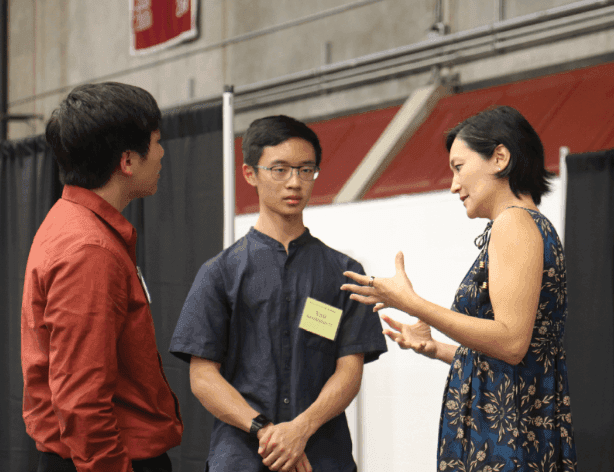 Class of ‘25 Attends Annual Senior-Alumni Dinner